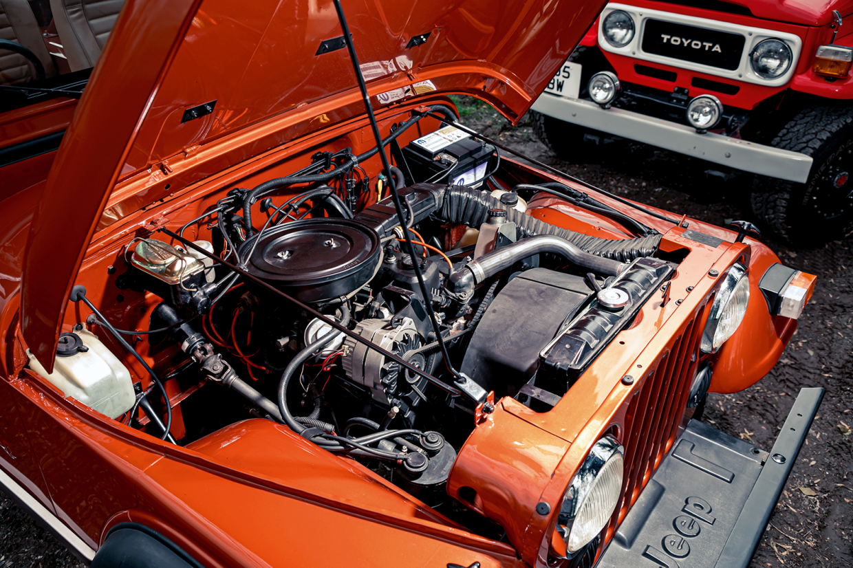 En vogue off road Jeep CJ7 vs Toyota FJ40 Classic & Sports Car